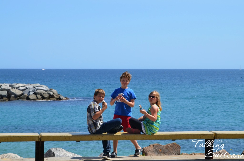 Kids having ice cream at the beach in front of Restaurant Guillero