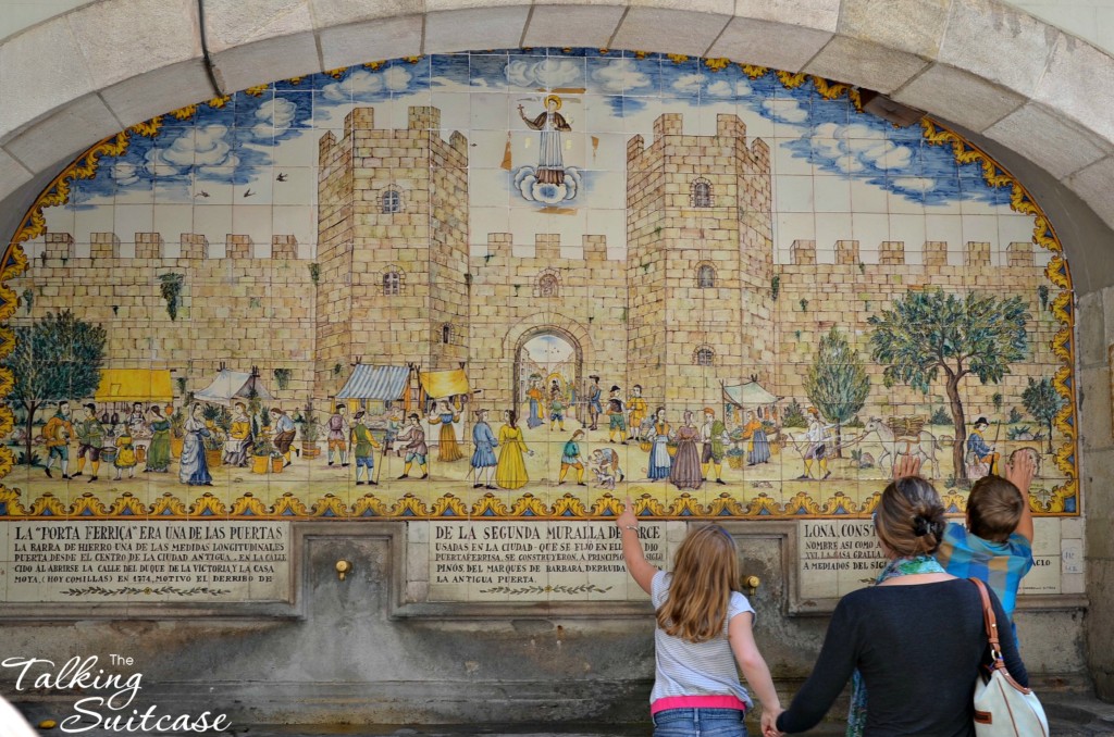 Kids finding animals at Portaferrissa Fountain