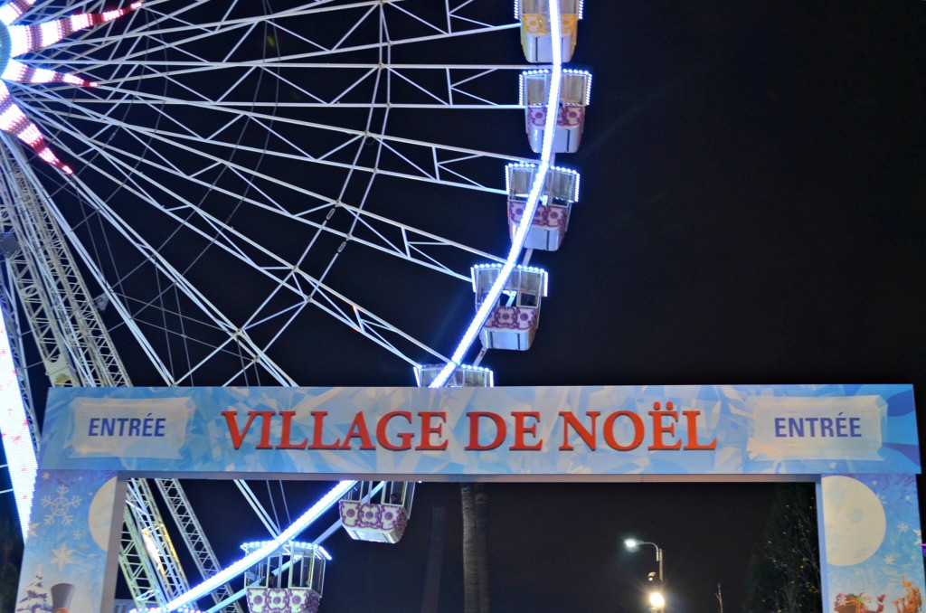 Village de Noël entrance at night